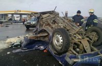 Водитель "Нивы" не пропустил микроавтобус с детьми на трассе под Киевом, погибли два человека