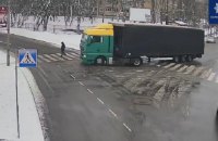 В Киеве фура сбила женщину на пешеходном переходе