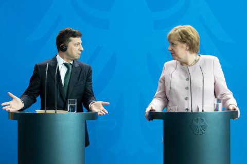 Зеленский о Меркель: "Я думаю, что она оказалась в тяжелой ситуации" 