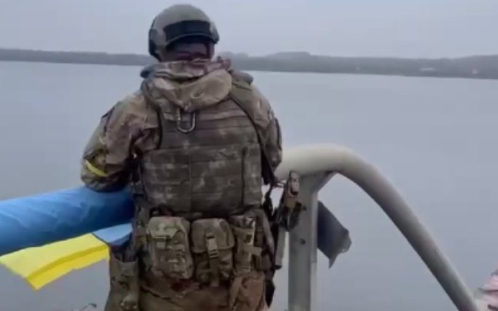 Український прапор підняли над Антонівським мостом у Херсоні