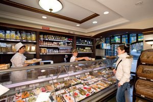 "Велика кишеня" скупает гастрономы в центре Киева