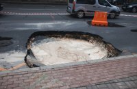 ​В Киеве на "Арсенальной" провалился асфальт и появилось "озеро"