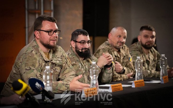 «Тільки офіцер, який ногами пройшов поле бою, знає, з чим зіштовхується солдат»: сім фактів про «Трійку»