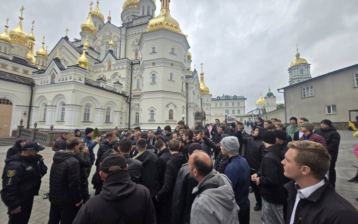 Під час обшуків на території Почаївської лаври відбулися провокації за участі неповнолітніх