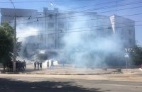 Херсонские активисты пришли под прокуратуру с дымовыми шашками