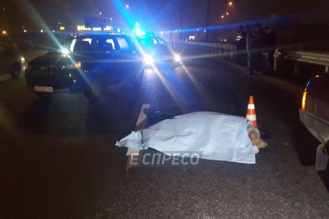 На Большой Кольцевой в Киеве легковушка переехала девушку, которая упала на дорогу