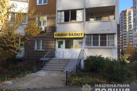 В Киеве мошенник открыл фиктивный "обменник" и сбежал с 50 тыс. евро через дыру в стене