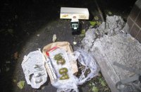 На столичной Оболони двое мужчин пытались продать гранаты