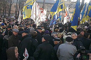 К СИЗО сходятся люди, Пономарев спел гимн