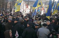 К СИЗО сходятся люди, Пономарев спел гимн