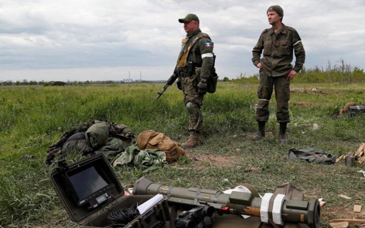 На Луганщині окупанти спалюють українські книги