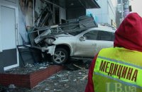 В Киеве возле метро Левобережная джип вылетел на тротуар и протаранил витрину (обновлено)