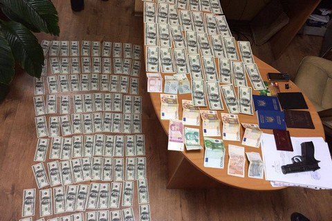 Двоих львовских пограничников поймали на взятке 