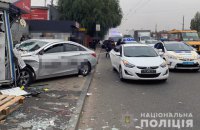 У Києві водій Uber вилетів на тротуар і в'їхав у кіоск, двоє людей загинули, ще двоє травмовані (оновлено)