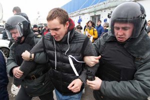 В Москве задержали 33 человека за ношение белых ленточек