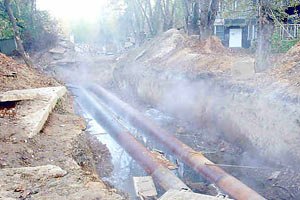 В Киеве женщина провалилась в яму с горячей водой и сломала ключицу