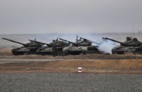 Российские оккупанты вывешивают на своих колоннах украинские флаги, чтобы ввести людей в заблуждение, - Генштаб