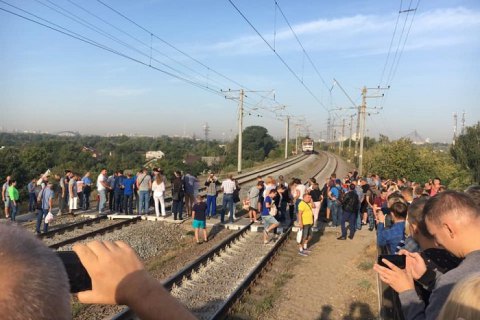 У Києві жителі Троєщини блокували рух міської електрички