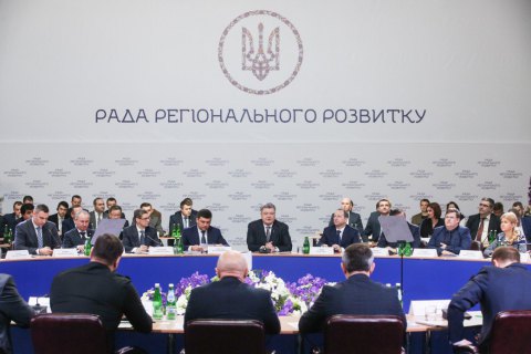 Порошенко высказал претензии губернаторам из-за поддержки блокады облсоветами