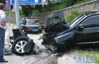 В Киеве "Лексус" врезался в столб