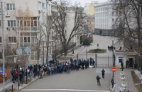 Милиция задержала 16 человек за попытку спилить забор на Банковой (добавлено видео)