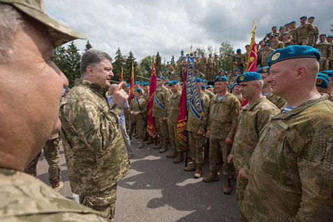 Порошенко ветировал закон об увольнении контрактников первой волны 