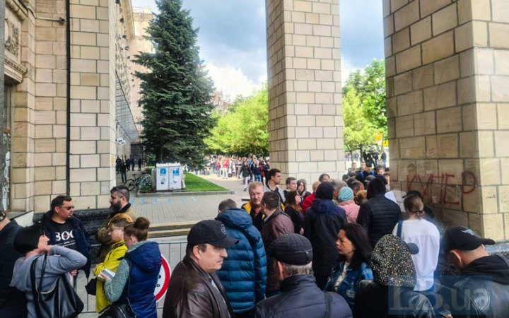 Понад 1300 охочих купити поштову марку "Русскій воєнний корабль ВСЬО" стоять у черзі в Києві