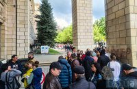 Понад 1300 охочих купити поштову марку "Русскій воєнний корабль ВСЬО" стоять у черзі в Києві