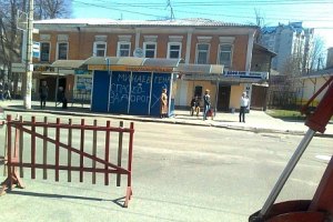 На разбитых дорогах Сум появились "приветы" мэру