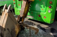 В Киеве экскаватор пробил маршрутку своим ковшом