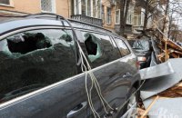 Штормовой ветер повалил вышку мобильной связи и перекрыл железнодорожные пути в Винницкой области