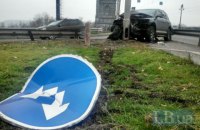 Женщина на Touareg устроила ДТП на мосту Патона, повернув направо с крайнего левого ряда