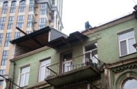 В Киеве начали демонтаж незаконной надстройки на старом доме по улице Саксаганского