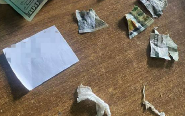Самбірську МСЕК і міську лікарню викрили на вимаганні хабара у військового. Посадовиця під час затримання намагалась їсти гроші