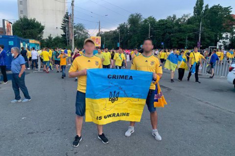В Бухаресте украинских болельщиков с флагом "Крым - это Украина" не пустили на матч с Австрией