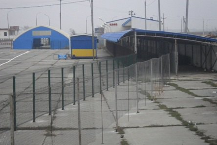 Мужчина пытался провезти из Крыма Merсedes по дипномерам закрытого консульства