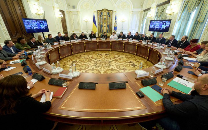 Зеленський – очільникам ОВА: “Потрібно реалізувати всі плани стійкості до початку опалювального сезону”
