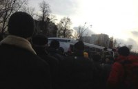 На Михайловской площади пытались остановить автобус с "Беркутом"