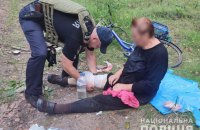На Чернігівщині жінка підірвалась у лісі на російській “розтяжці”
