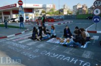 Активисты призывают украинцев не заправляться российским бензином