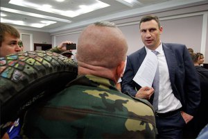 Кличко сообщил об угрозе майдановцев сжечь мэрию