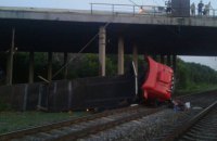 Грузовик упал с моста на железнодорожные пути в Днепропетровской области