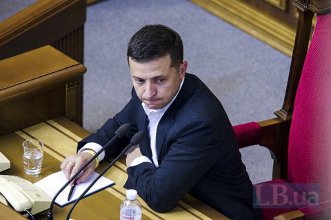 Зеленский внес законопроект об ответственности за незаконную добычу янтаря