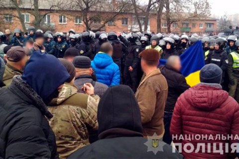 ​Полиция задержала 10 наиболее агрессивно настроенных человек, блокировавших дорогу в Новых Санжарах