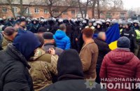 ​Полиция задержала 10 наиболее агрессивно настроенных человек, блокировавших дорогу в Новых Санжарах