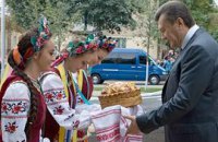 Янукович предлагает объединиться вокруг украинского языка