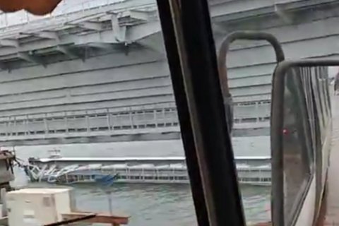 Часть железнодорожного Крымского моста упала в воду при монтаже