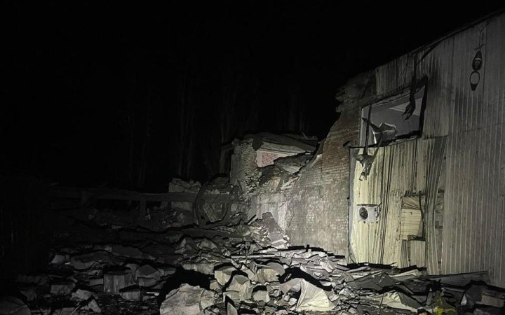 У Мирнограді на Донеччині вночі росіяни поцілили ракетою у прибудову до готелю. Одна людина загинула, одна поранена