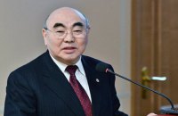 Экс-президента Кыргызстана Акаева, который эмигрировал после тюльпановой революции 2005 года, "доставили" в Бишкек