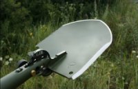 Водитель джипа сломал журналистке руку саперной лопаткой